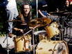 ﻿Drummer ... hier im Bild df-Lehrer Tony Kreitmayr vor dem Münchner Stadt-Hilton.