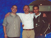 ﻿Andy Witte am 10.01.2002 mit den beiden Sängern der Popgruppe '3. Generation', die er im df.S unterrichtet.