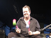 ﻿Wolfgang Haffner amüsierte und animierte das Publikum mit Trommelsoli auf quietschenden Spielzeug-Gummihämmern ... !!