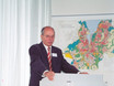 ﻿Der Flensburger Oberbürgermeister empfängt Cloy Petersen und 10 weitere Persönlichkeiten aus der Wirtschaft am 7. September 2003 im Flensburger Rathaus zu ihrer Ernennung als 'Flensburg-Botschafter'.