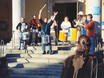 ﻿Vor und nach der Eröffnungsrede des OB spielte Claudio Wilner mit seiner phantastischen Samba-Truppe auf den Stufen der St. Ursula Kirche.