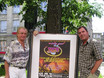 ﻿Alan White und Cloy neben dem Yes-Plakat, das direkt vor dem Eingang des Hotels hing ... !