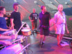 ﻿Bei der Probe zum Yes-Konzert mit 16 drummer's focus Trommlern in der Olympiahalle, v.l.n.r.: Claus Legarth, df-Lehrer Wolfgang Rösch, Yes-Techniker und Bühnenregisseur und Yes-Drummer Alan White.