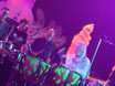 ﻿Der Yes-Bassist Chris Squire beim großen Finale in der Olympiahalle München spielte auf Pauken, unterstützt von drummer's focus Spielern (v.l.n.r.): df-Referendar Tim Kolodziey, Sergio Arceri und Jürgen Haux.