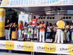 ﻿76 Trommler und Percussionisten auf der Radio-Charivari-Bühne beim Trommel-Weltrekord des Guinnes-Buch der Rekorde am 5. September 2004 am Münchner Siegestor.