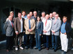 ﻿Das Botschafter-Treffen in Flensburg am 12.9.2004 mit Cloy Petersen (3.v.l.), dem Flensburger Stadtpräsidenten Herman Laturnus (3.v.r.) und der Chefin des Botschafter-Büros Isabella von Philippovich (Mitte) vor der Tagungsstätte Hotel Alter Meierhof.