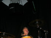 ﻿Herman Rarebell spielt einige Scorpions-Titel bei der 'Drum-Legend-School'-Vorführung am 5.12.2004 im df.M.