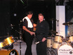 ﻿Pete York übergibt die Sticks an Charly Antolini, der nun mit seiner Soloperformance bei der 'Drum-Legend-School'-Vorführung am 5.12.2004 im df.M an der Reihe ist ...
