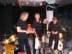 ﻿Pete York weist bei der 'Drum-Legend-School'-Vorführung am 5.12.2004 im df.M auf die 'Leg-Ends' hin, und zeigt sein Bein ... ;-)