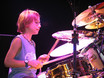 ﻿Felix Meinecke ist der Sohn vom Schulleiter von drummer's focus Salzburg und spielt zu einem Playback.