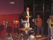﻿1.11.2005: Eröffnungsfeier df.K im Stadtgarten Köln:
Cloy erläutert dem Publikum die df-Basiscs, wie der Bewegungsplan ...