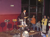 ﻿1.11.2005: Eröffnungsfeier df.K im Stadtgarten Köln:
Cloy erläutert dem Publikum die df-Basiscs, wie die Snaretechnik ...