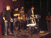 ﻿1.11.2005: Eröffnungsfeier df.K im Stadtgarten Köln:
Im völlig improvisierten und ungeprobten Snaredrum-Ensemble werden im Synchronspiel ein paar Techniken demonstriert ...