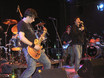 ﻿1.11.2005 Eröffnung df.Köln:
SEROTONINE-Gitarrist Markus, Bassist Fabian und Sänger Wanja beim stimmungsvollen Ausklang des Abends